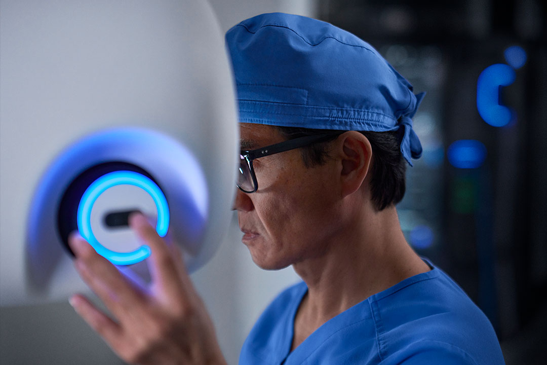 surgeon looking into da vinci console