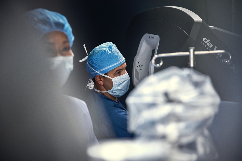Surgeons in operating room with da Vinci System