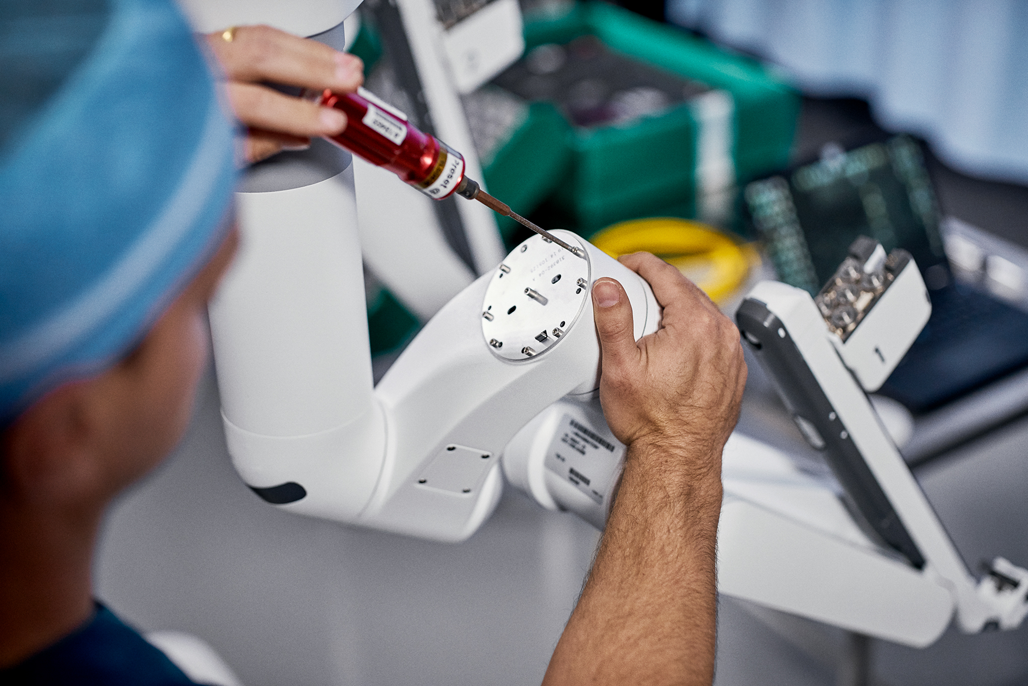 Service technician maintaining a Da Vinci Xi system