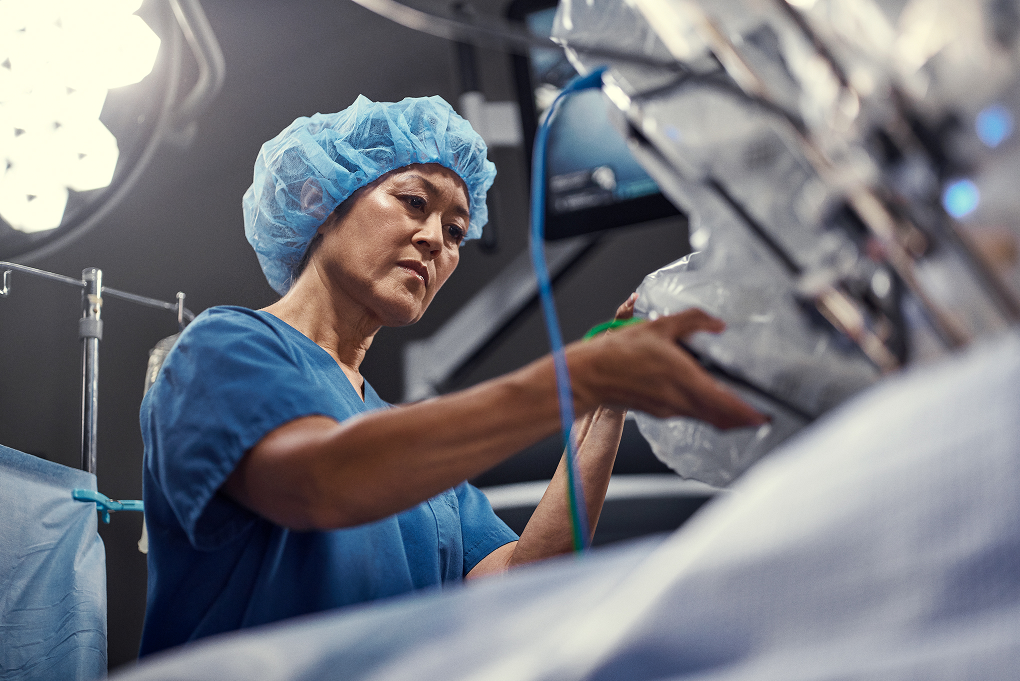 Trainee installing an instrument on a da Vinci system