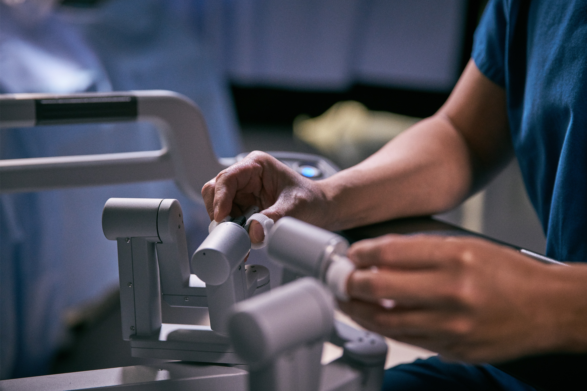 Surgeon hands on the da Vinci system controls