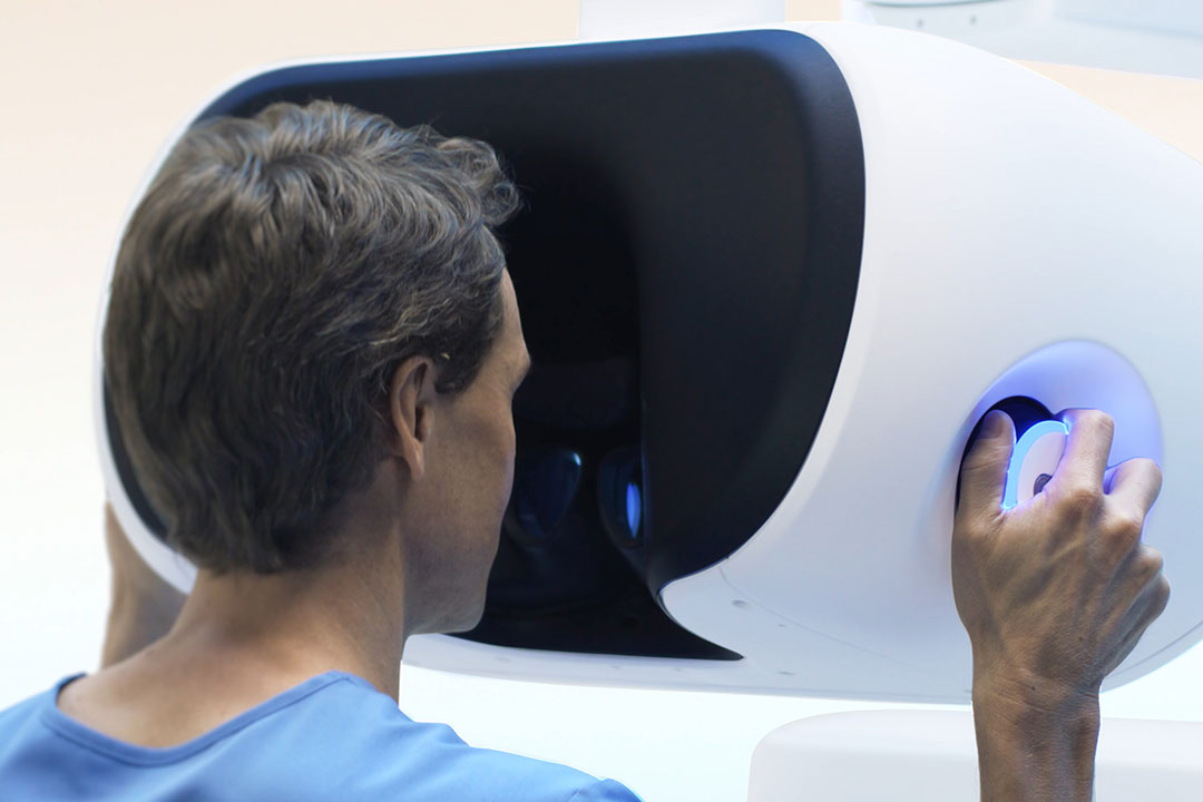 Image of console viewers with surgeon 