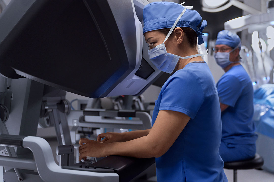 Surgeon proctor and student at dual console da Vinci system
