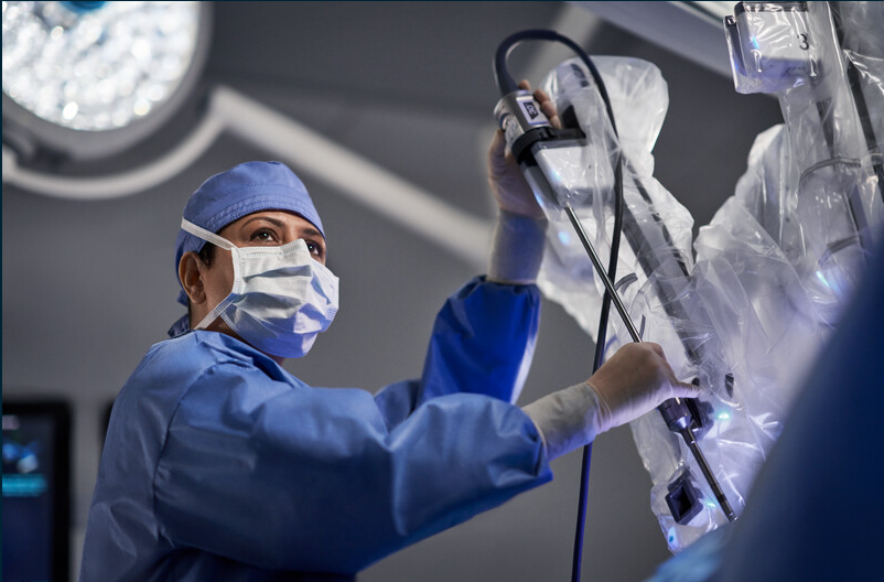 OR staff monitoring a da Vinci Xi system endoscope