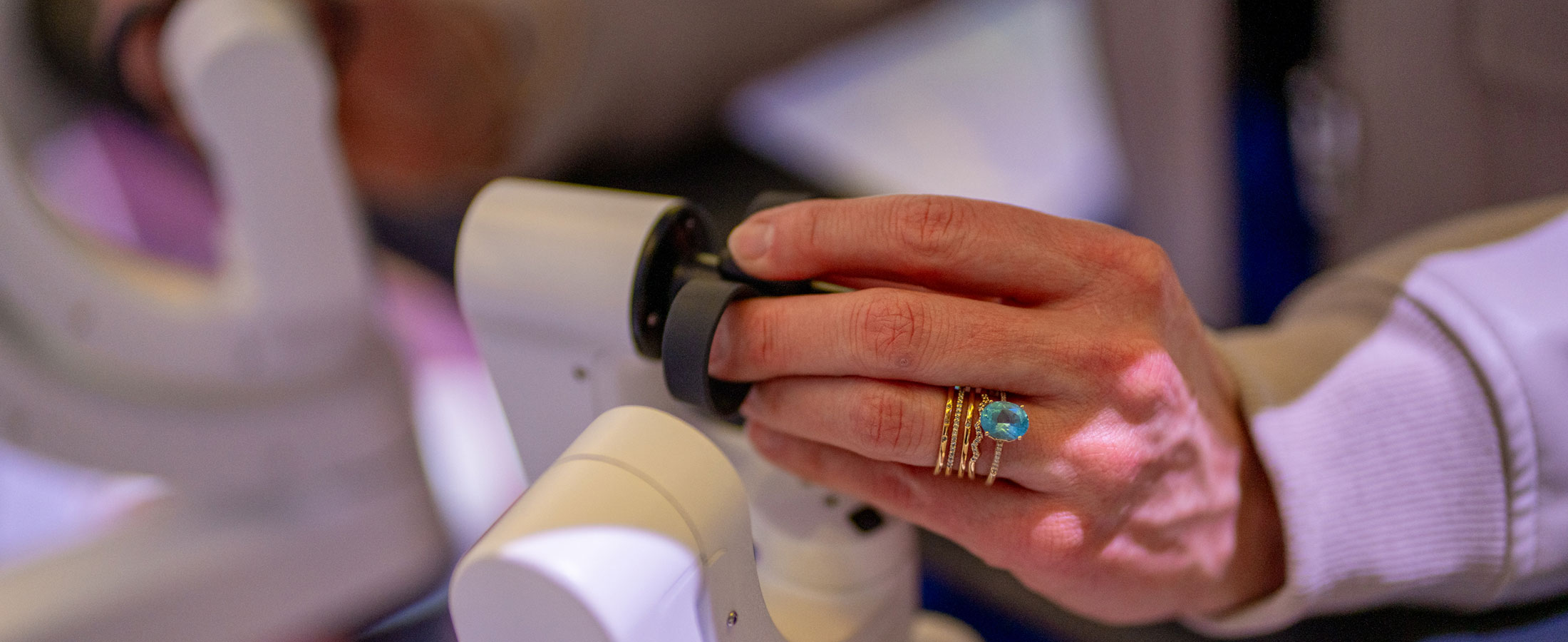 Surgeon hand on da Vinci 5 hand controller 