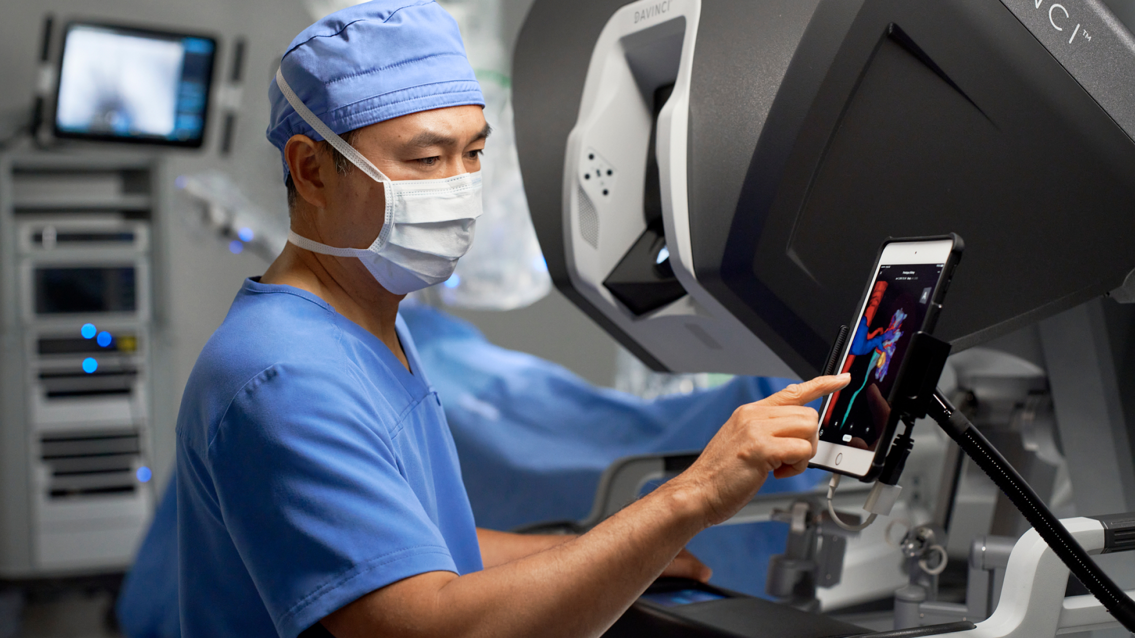 Surgeon on a da Vinci console using Iris for visualization