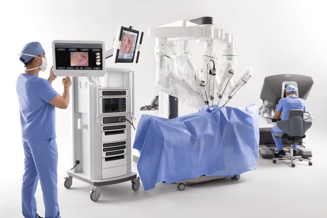 OR staff uses Intuitive Hub integrated with a da Vinci surgical system