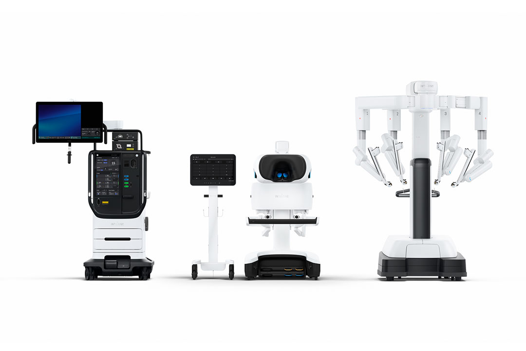 Da Vinci 5 tower, console, and patient cart