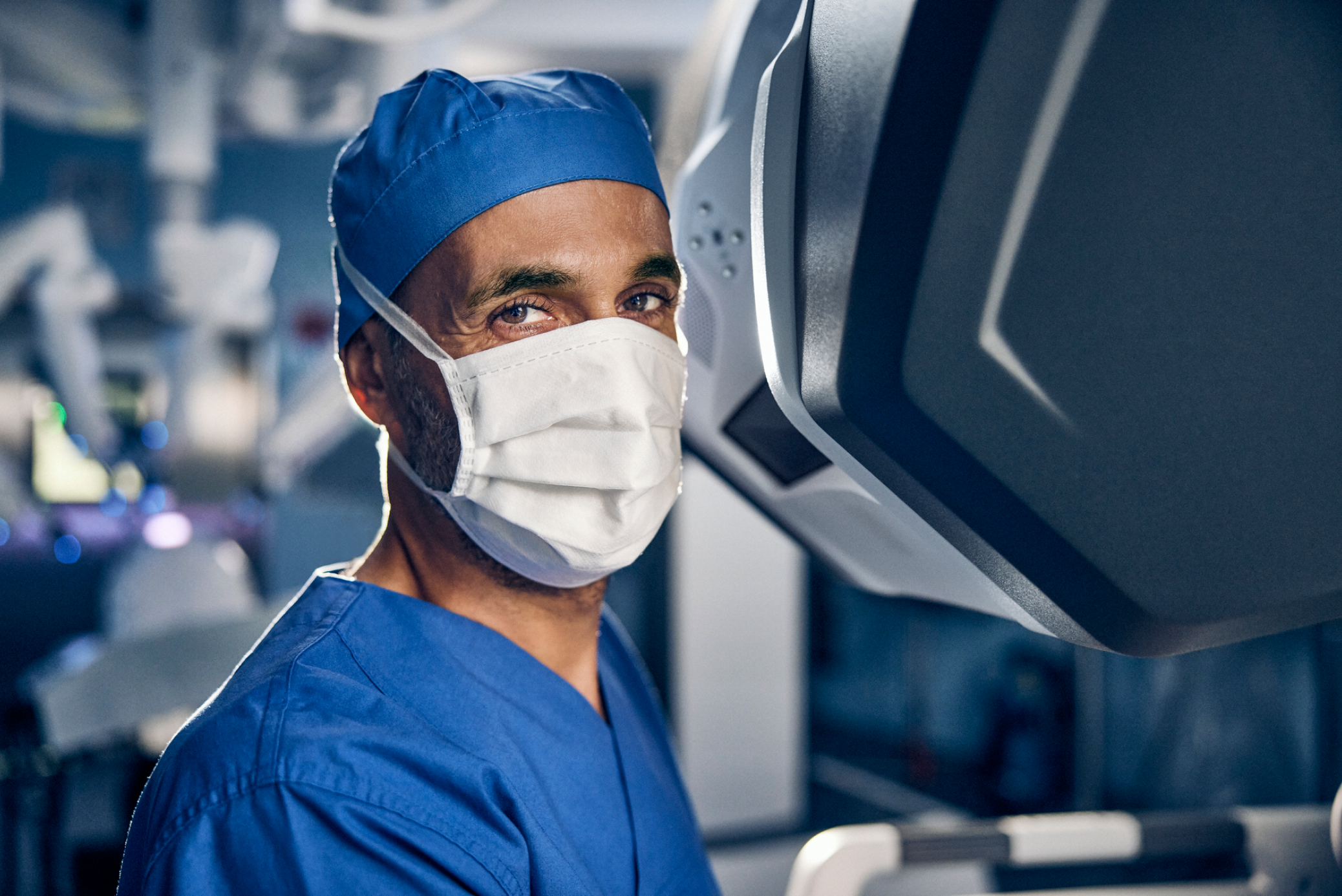 Surgeon at da Vinci Xi console 