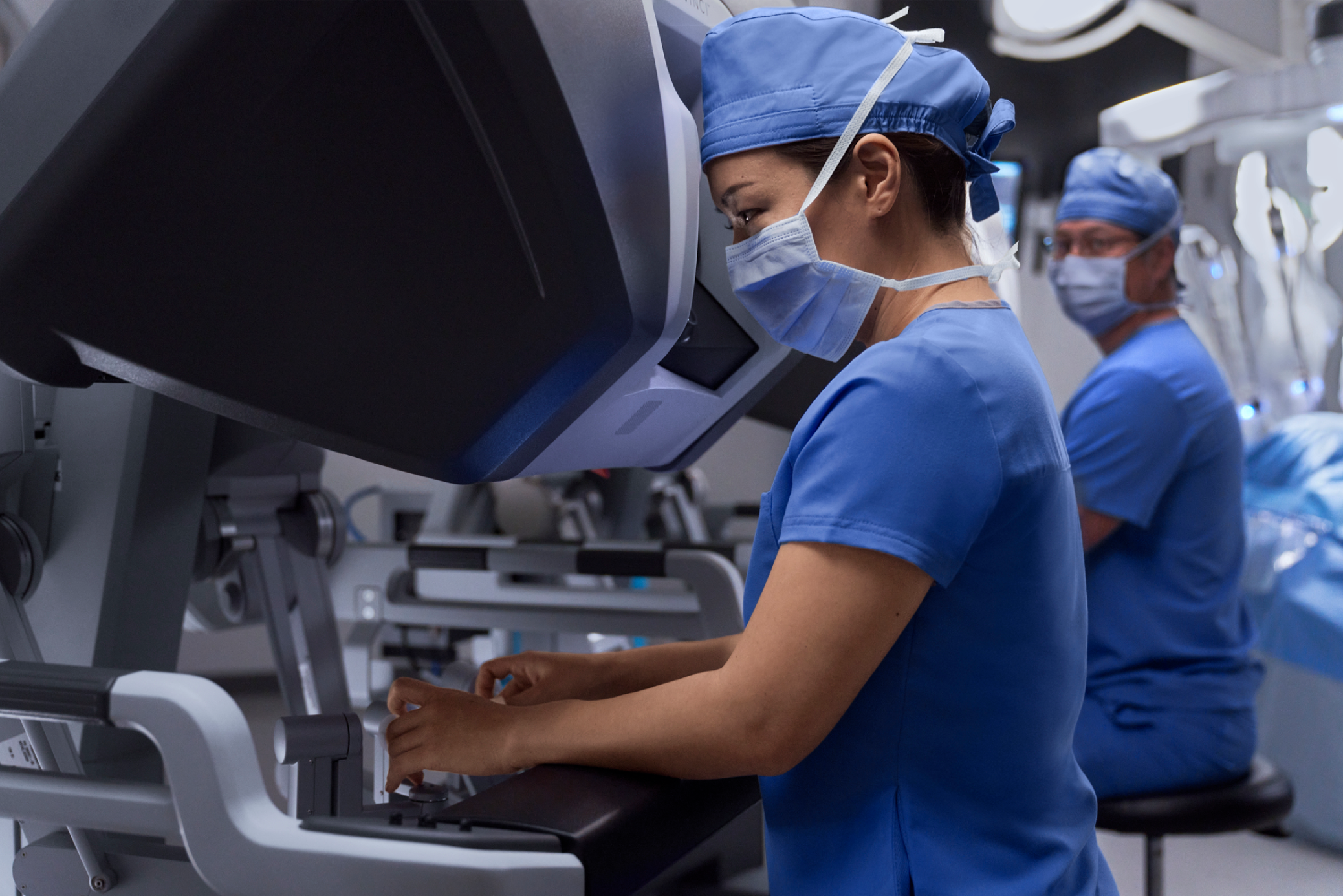 Surgeon proctor and student at dual-console da Vinci 