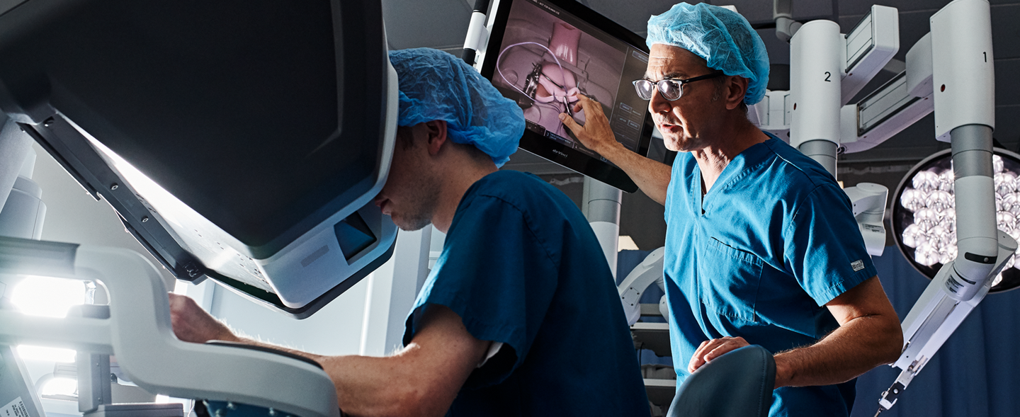 Da Vinci system surgeon training with simulations on screen