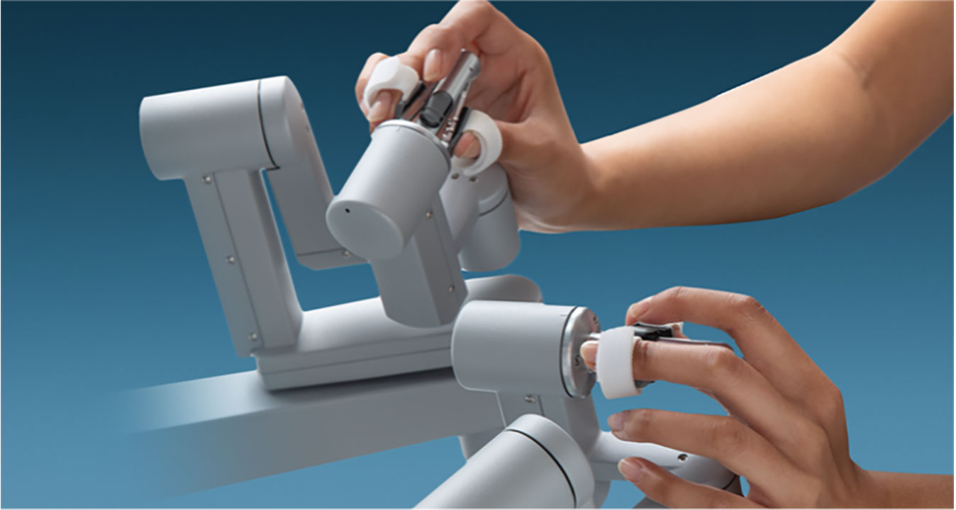 A surgeon controlling the da Vinci surgical system.