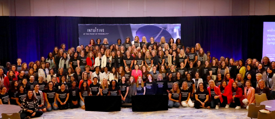 Women in da Vinci Surgery Symposium attendees and Intuitive employees gather for a group photo