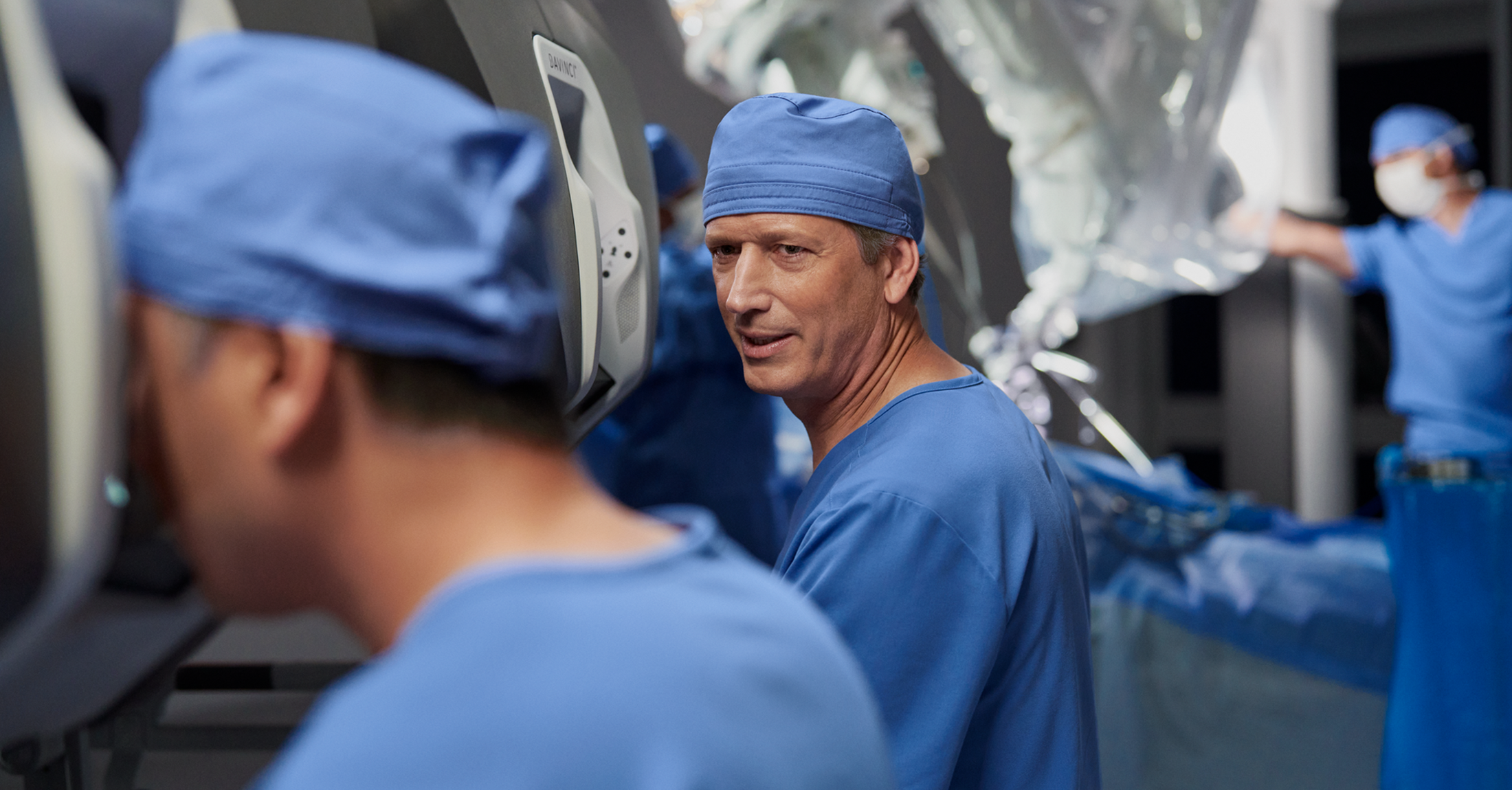 Two surgeons at da Vinci SP dual console