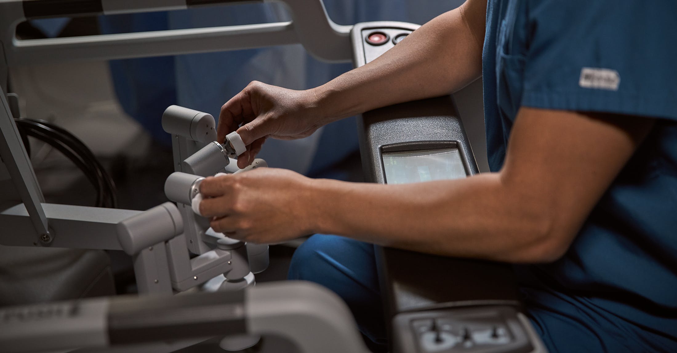 surgeon-hands-on-controls-articulation