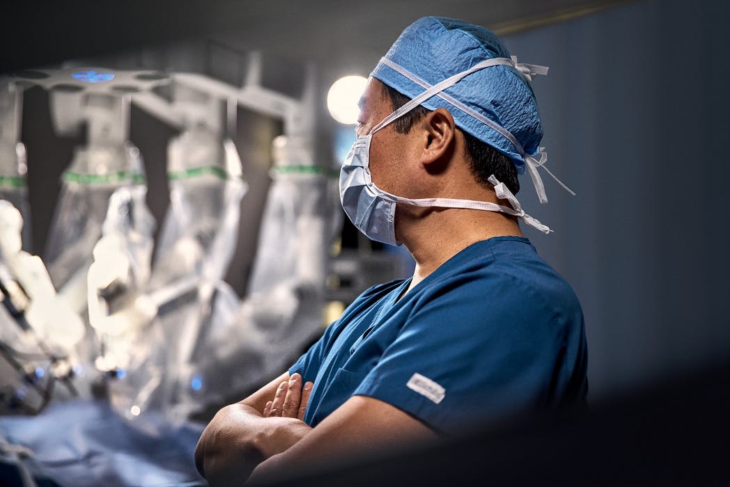 Chirurgien et système chirurgical da Vinci en bloc opératoire