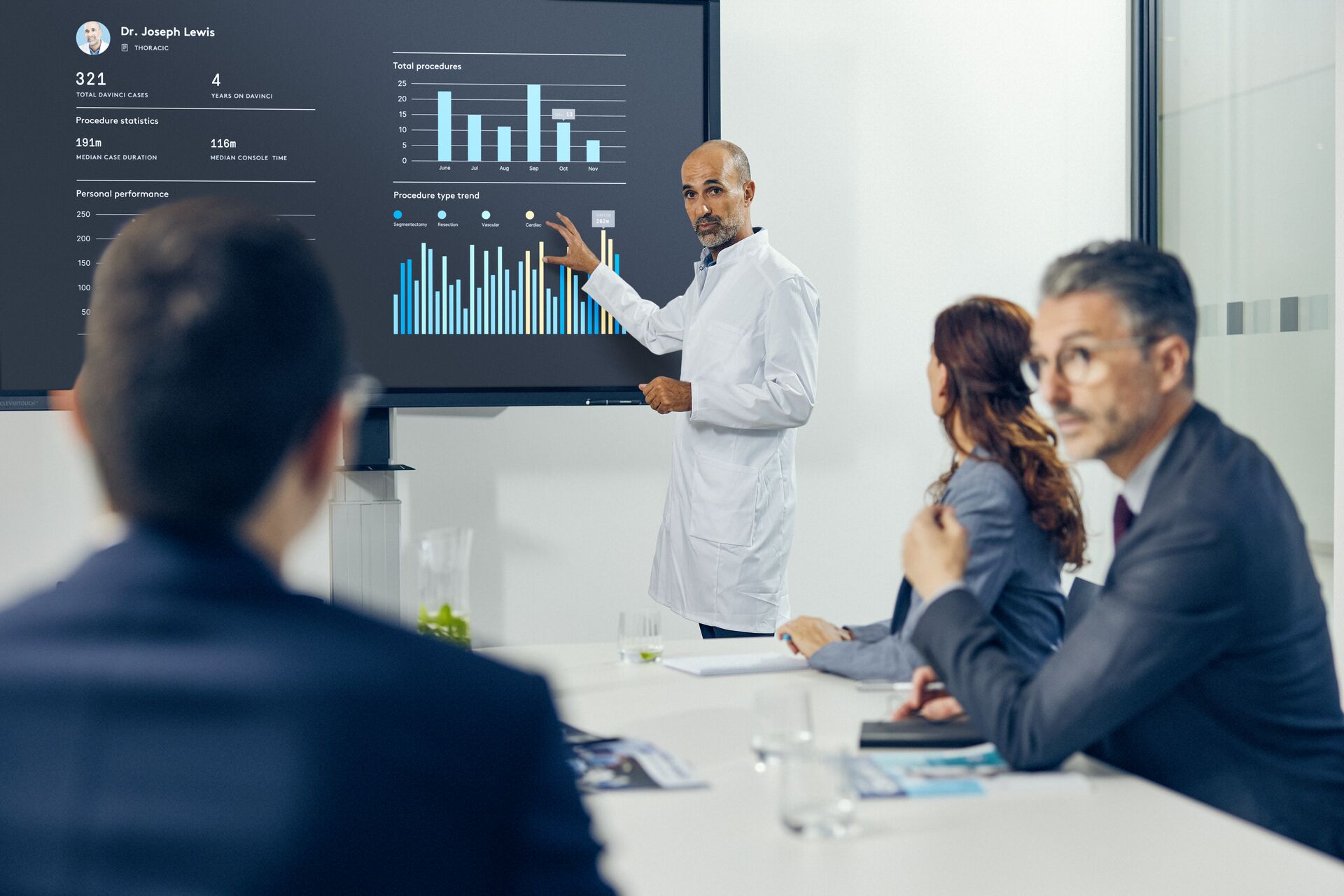 Présentation du chirurgien avec des collègues en salle de réunion