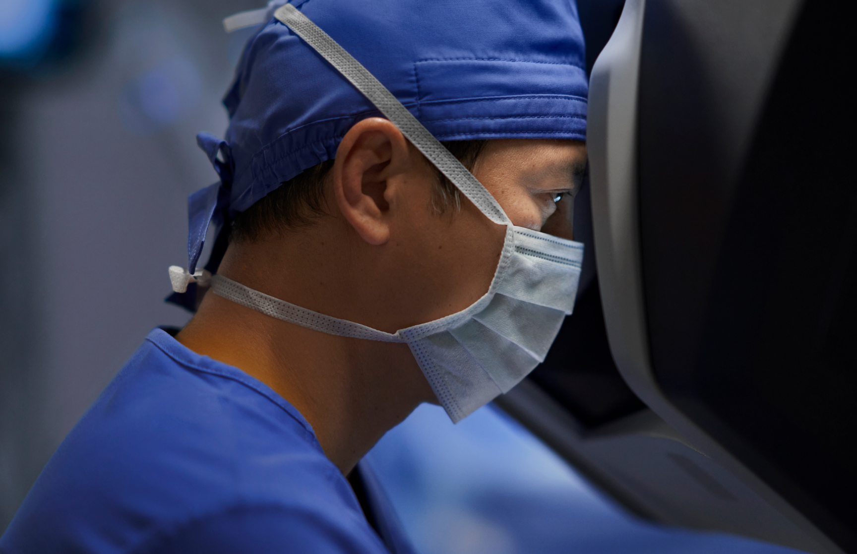 Chirurgien regardant une console robotique