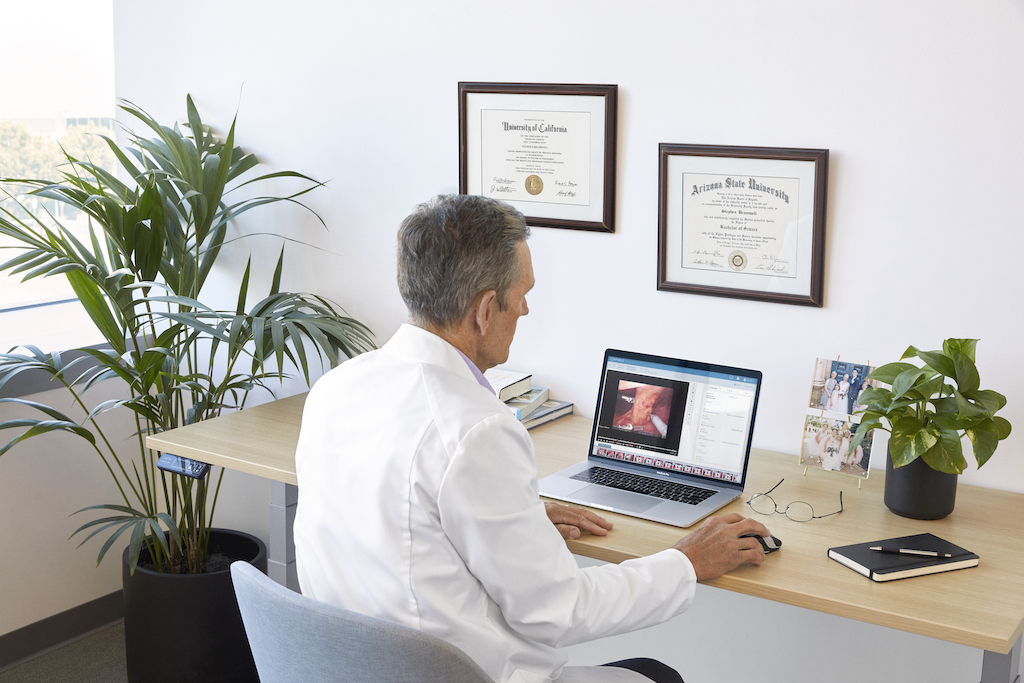 Cadre lisant le rapport sur le développement durable