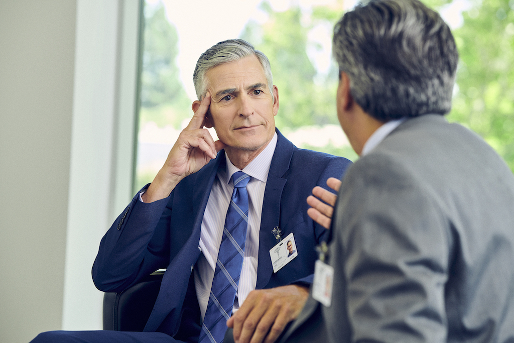 L’équipe financière discute des modèles de financement