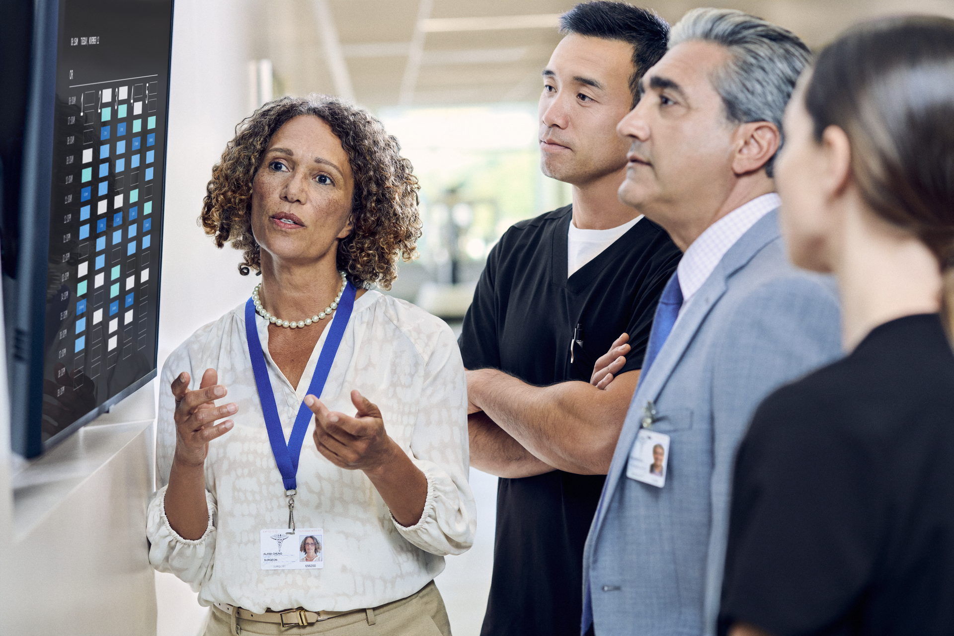 L’équipe robotique examine le planning des blocs