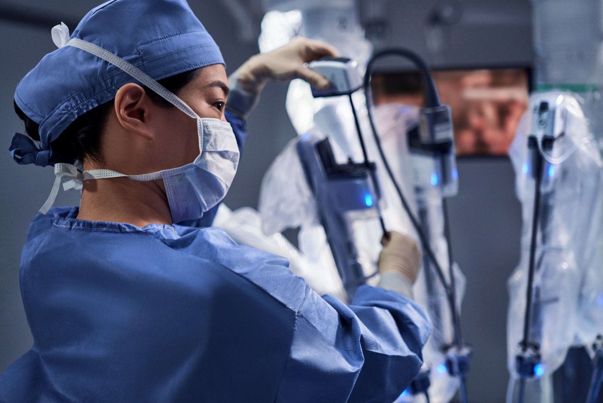 Membre de l’équipe soignante près du chariot patient da Vinci.