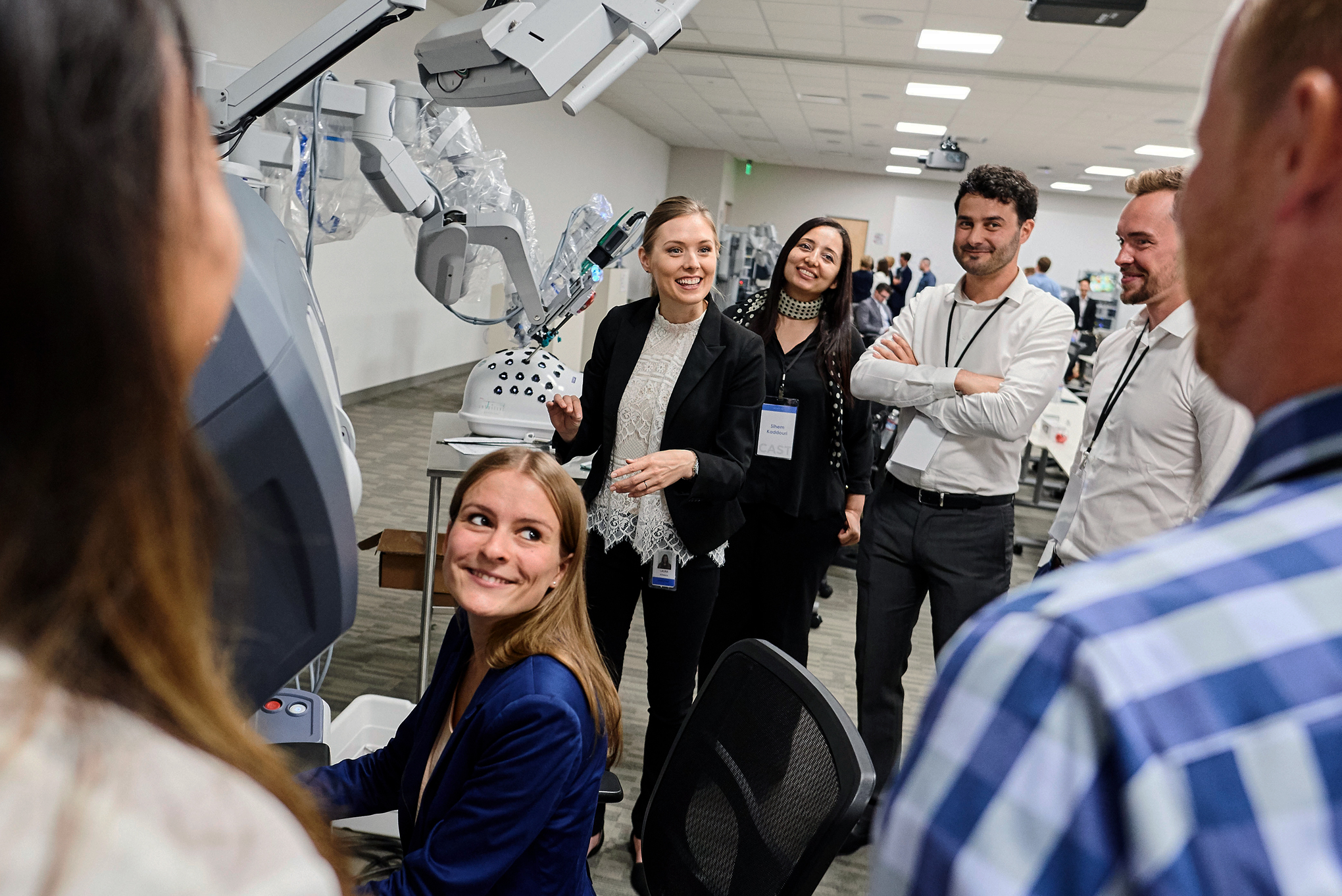 インテュイティブ本社と社員