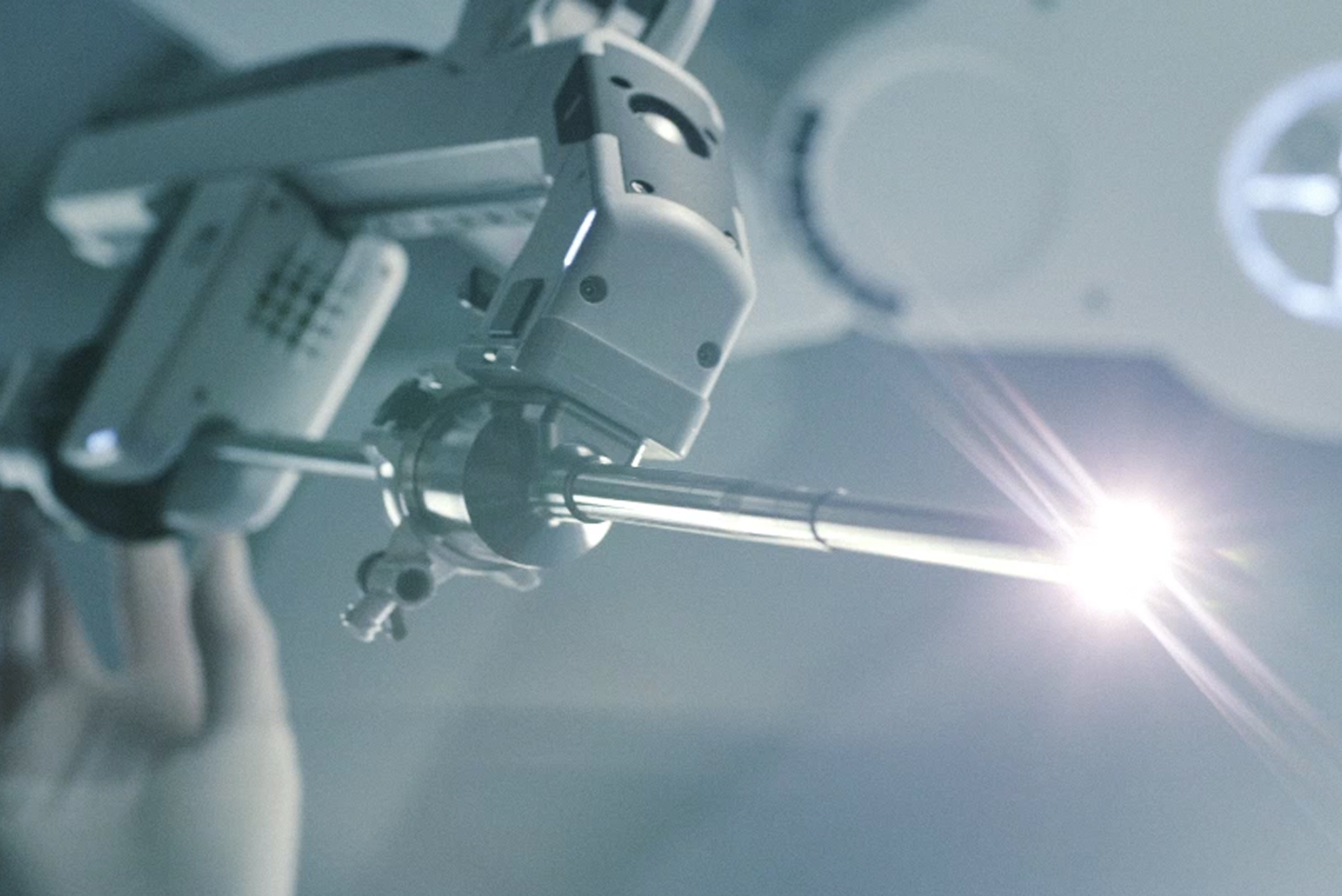 照明が点灯しているダビンチビジョンエンドスコープ