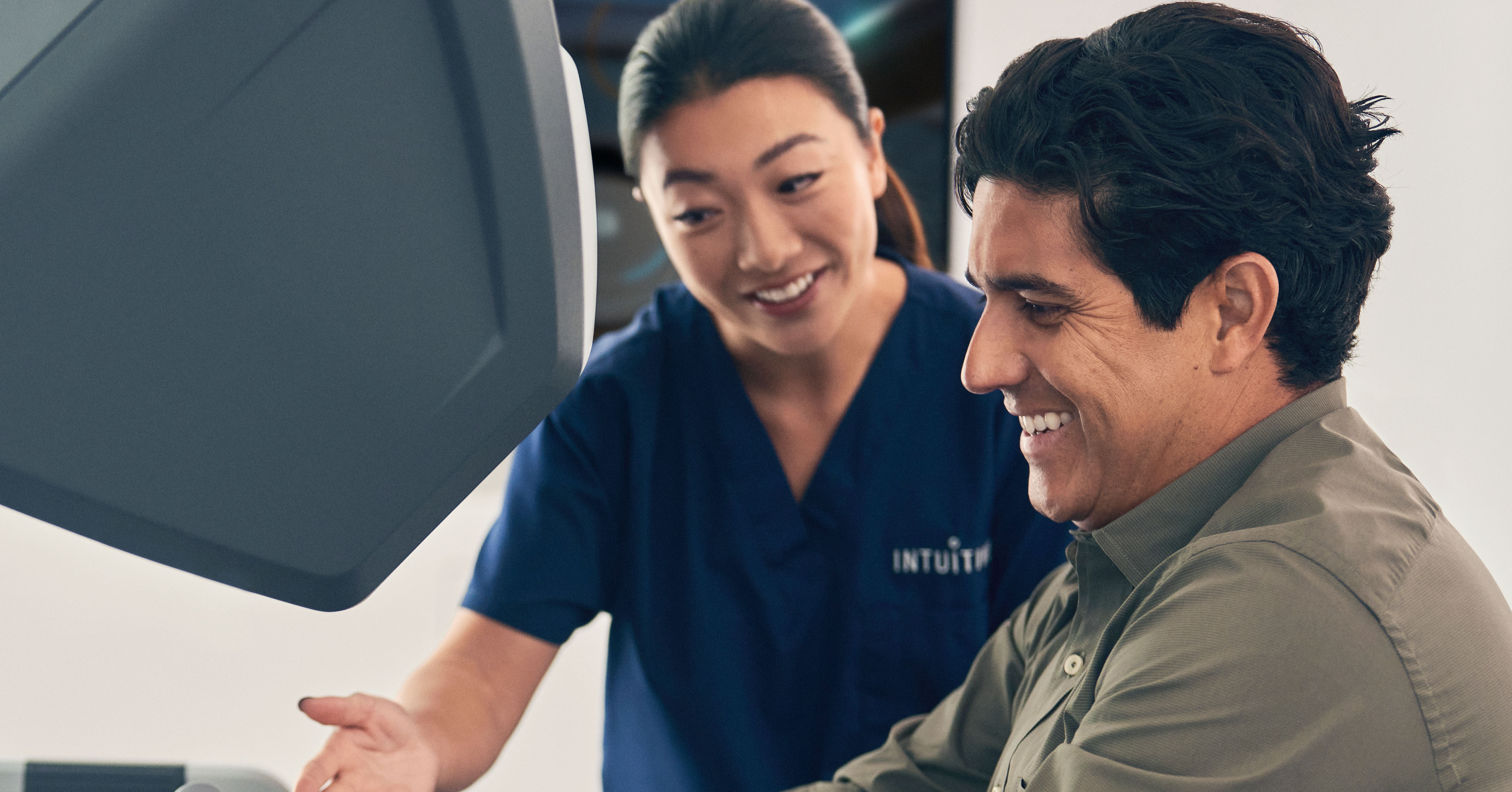 Surgeon using Da Vinci SimNow simulator with trainer