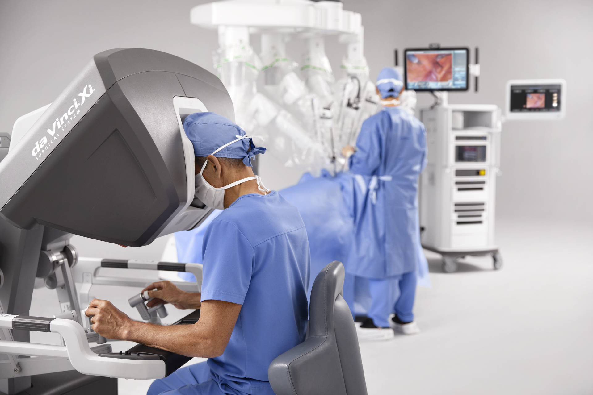 Da Vinci Xiシステムで手術を行う術者とケアチーム